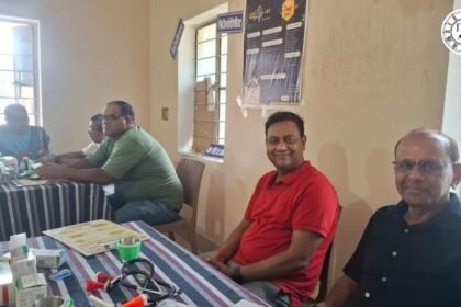 नालंदा में रेड क्रॉस सोसाइटी के निःशुल्क स्वास्थ्य शिविर में मरीजों की जांच करते विशेषज्ञ चिकित्सक