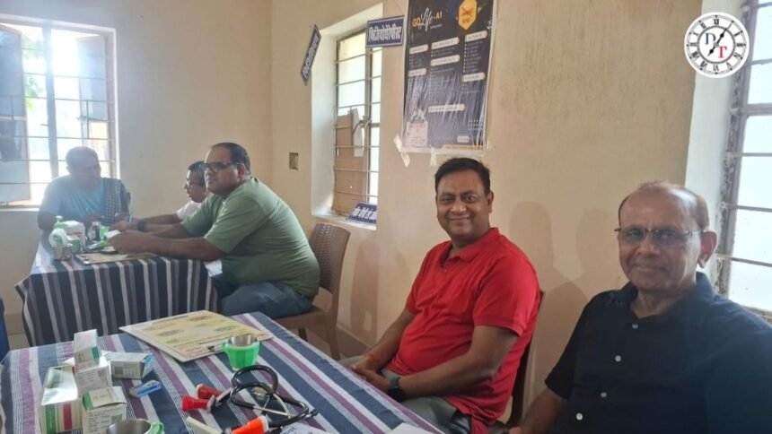नालंदा में रेड क्रॉस सोसाइटी के निःशुल्क स्वास्थ्य शिविर में मरीजों की जांच करते विशेषज्ञ चिकित्सक