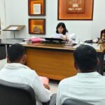 नालंदा में जन-सुनवाई के दौरान फरियादियों की शिकायतें सुनतीं डीएम उदिता सिंह
