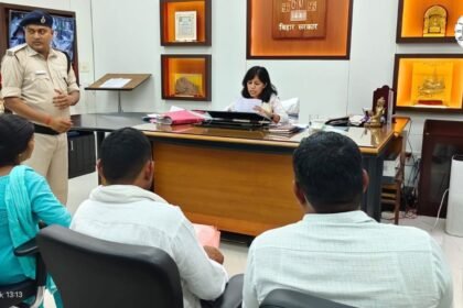 नालंदा में जन-सुनवाई के दौरान फरियादियों की शिकायतें सुनतीं डीएम उदिता सिंह