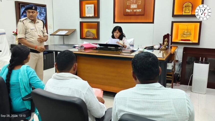 नालंदा में जन-सुनवाई के दौरान फरियादियों की शिकायतें सुनतीं डीएम उदिता सिंह