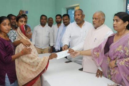 नालंदा में ठनका से मौत के बाद पीड़ित परिवार को सहायता राशि