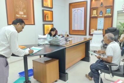नालंदा में लोक शिकायतों की सुनवाई करतीं डीएम उदिता सिंह