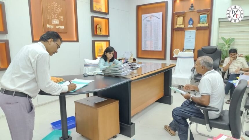 नालंदा में लोक शिकायतों की सुनवाई करतीं डीएम उदिता सिंह