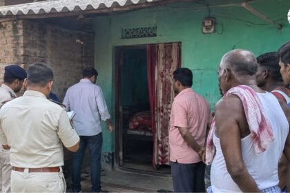 नालंदा के आदमपुर गांव में युवक की हत्या के बाद जांच करती पुलिस