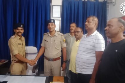 तेलमर थाना में ASI से SI पद पर प्रोन्नति के बाद पीपिंग सेरेमनी