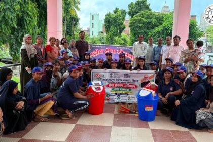 नालंदा महिला कॉलेज की छात्राएं स्वच्छता अभियान में भाग लेते हुए