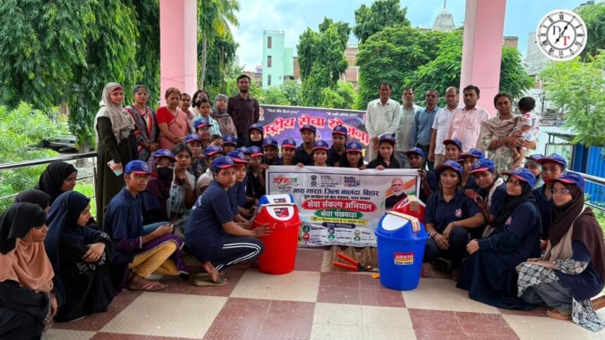 नालंदा महिला कॉलेज की छात्राएं स्वच्छता अभियान में भाग लेते हुए