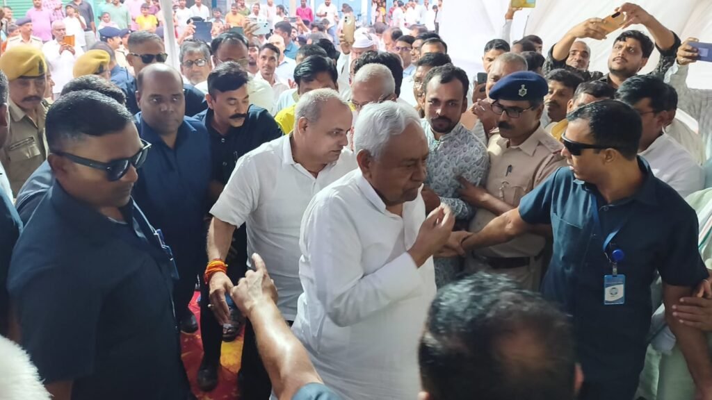 जहानाबाद में जगदीश कुशवाहा को श्रद्धांजलि देते नीतीश कुमार