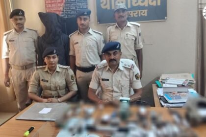 नूरसराय में अवैध हथियार निर्माण के उपकरण बरामद करती पुलिस