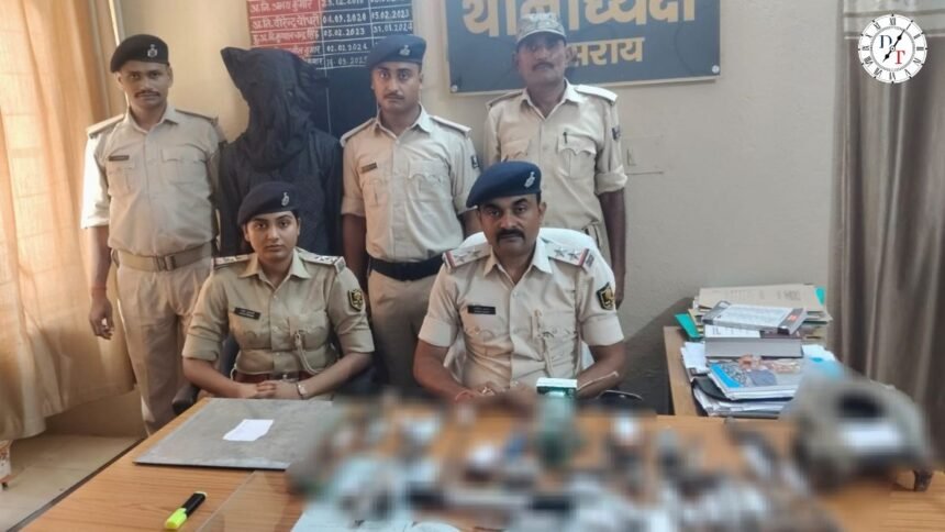 नूरसराय में अवैध हथियार निर्माण के उपकरण बरामद करती पुलिस