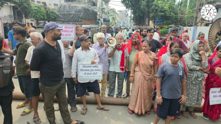 पटना सिटी में जलजमाव के विरोध में नागरिकों का प्रदर्शन