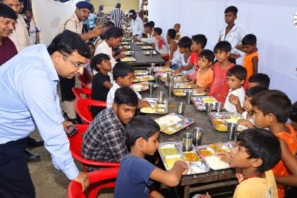 पटना में बाढ़ राहत अभियान के तहत तैनात नावें और राहत व्यवस्था
