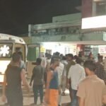 पीरपैंती में पेड़ से टकराई बोलेरो के सड़क हादसे का दृश्य