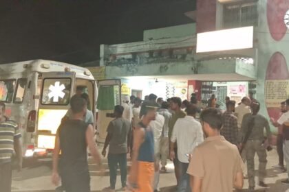 पीरपैंती में पेड़ से टकराई बोलेरो के सड़क हादसे का दृश्य