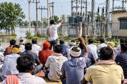 राघोपुर को बाढ़ प्रभावित क्षेत्र घोषित करने की मांग को लेकर ग्रामीणों का धरना