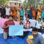 राघोपुर में बाढ़ राहत सूची सार्वजनिक करने की मांग को लेकर युवाओं की भूख हड़ताल
