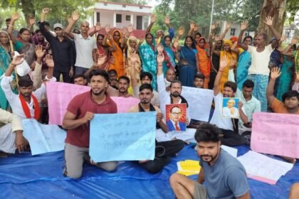 राघोपुर में बाढ़ राहत सूची सार्वजनिक करने की मांग को लेकर युवाओं की भूख हड़ताल
