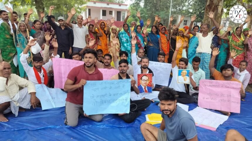 राघोपुर में बाढ़ राहत सूची सार्वजनिक करने की मांग को लेकर युवाओं की भूख हड़ताल