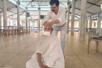 राजगीर के जैन मंदिर में सोहम मुनि जी महाराज का केश लोच