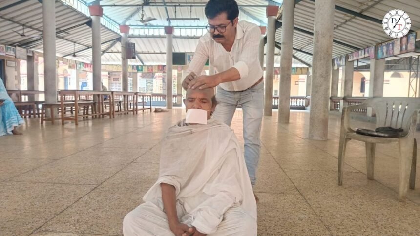 राजगीर के जैन मंदिर में सोहम मुनि जी महाराज का केश लोच