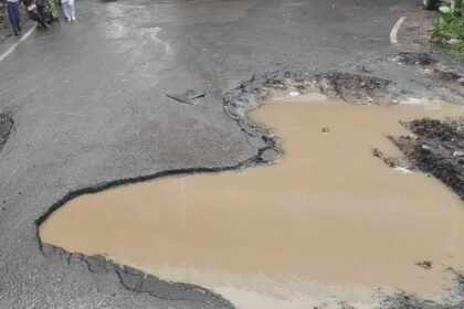 कल्याणबिगहा मोड़ पर बारिश के पानी से भरा सड़क का गड्ढा