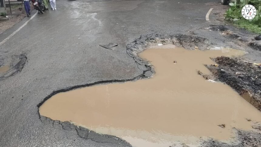 कल्याणबिगहा मोड़ पर बारिश के पानी से भरा सड़क का गड्ढा
