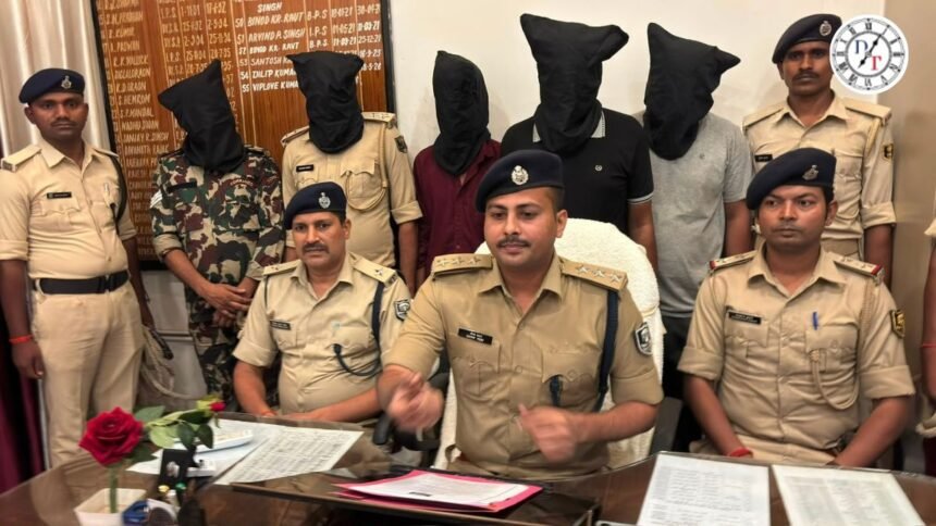 रोहतास के शिवसागर में फर्जी पुलिसकर्मी बनकर डकैती की साजिश के मामले में पुलिस की कार्रवाई