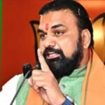 मुख्यमंत्री सम्राट चौधरी वैशाली में बाढ़ राहत शिविर का निरीक्षण करते हुए