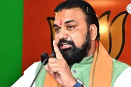 मुख्यमंत्री सम्राट चौधरी वैशाली में बाढ़ राहत शिविर का निरीक्षण करते हुए