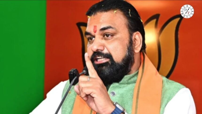 मुख्यमंत्री सम्राट चौधरी वैशाली में बाढ़ राहत शिविर का निरीक्षण करते हुए