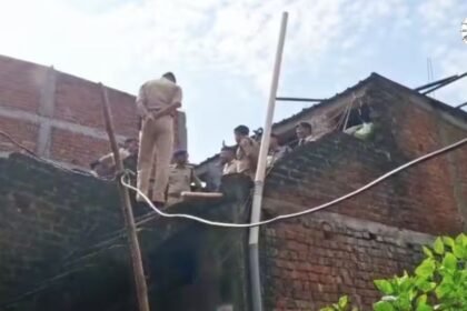सासाराम के बेदा-बनरसिया गांव में दो लोगों की गोली मारकर हत्या के बाद पुलिस जांच