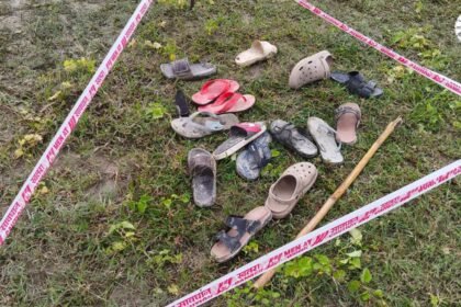 सिवान के जीबी नगर में युवक की हत्या के बाद घटनास्थल पर जांच करती पुलिस