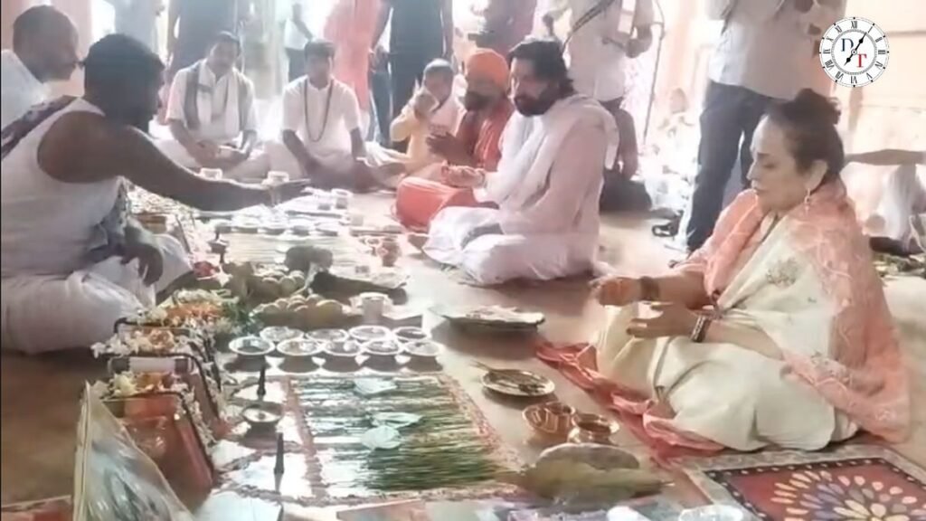 पितृपक्ष के दौरान बालासाहेब ठाकरे के लिए पिंडदान करतीं स्मिता ठाकरे