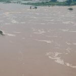 बारुण में सोन नदी का घटता जलस्तर और इंद्रपुरी बराज के खुले गेट