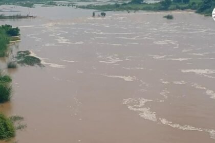 बारुण में सोन नदी का घटता जलस्तर और इंद्रपुरी बराज के खुले गेट