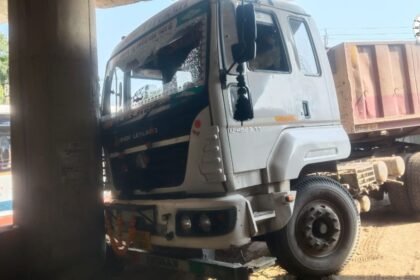 औरंगाबाद के सोननगर रेलवे अंडरब्रिज में पुल के पाया से टकराया 22 चक्का ट्रेलर