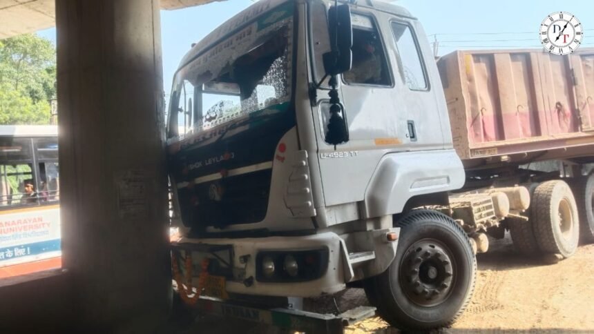 औरंगाबाद के सोननगर रेलवे अंडरब्रिज में पुल के पाया से टकराया 22 चक्का ट्रेलर