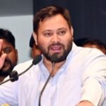 तेजस्वी यादव बिहार में फैक्ट्रियों और औद्योगिक विकास पर सवाल उठाते हुए