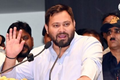 तेजस्वी यादव बिहार में फैक्ट्रियों और औद्योगिक विकास पर सवाल उठाते हुए