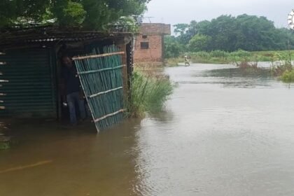 अकिलपुर पंचायत में गंगा का बढ़ता जलस्तर और मलखाचक में कटाव