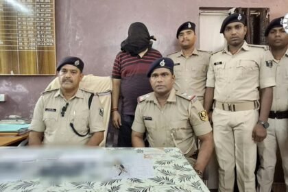 इसलामपुर में पुलिस द्वारा बरामद देसी पिस्टल कट्टा और जिंदा कारतूस