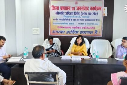 एकंगरसराय में जनप्रतिनिधियों के साथ बैठक करतीं डीएम उदिता सिंह