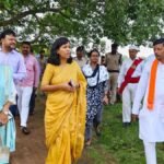 ओंगारी सूर्य मंदिर और तालाब का निरीक्षण करतीं डीएम उदिता सिंह
