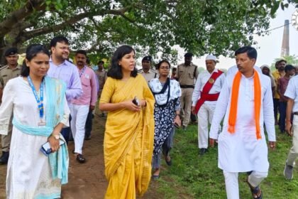 ओंगारी सूर्य मंदिर और तालाब का निरीक्षण करतीं डीएम उदिता सिंह