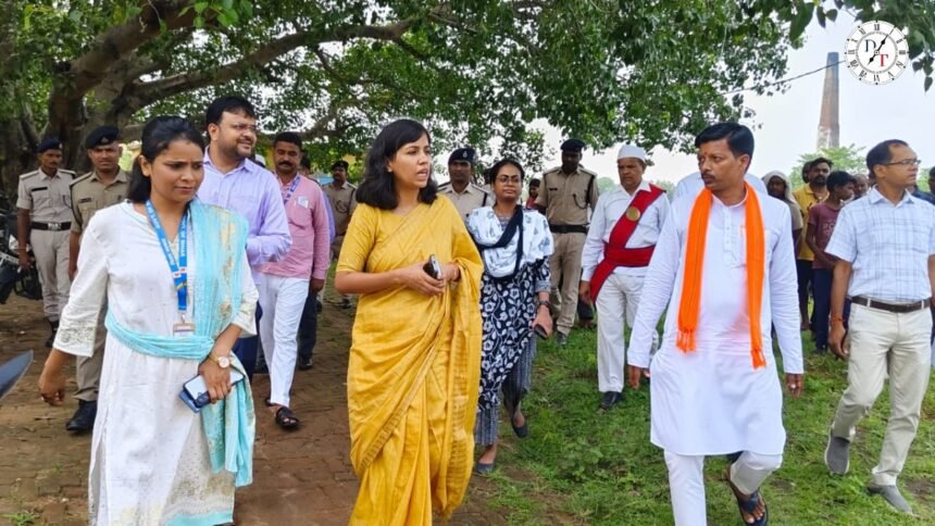 ओंगारी सूर्य मंदिर और तालाब का निरीक्षण करतीं डीएम उदिता सिंह