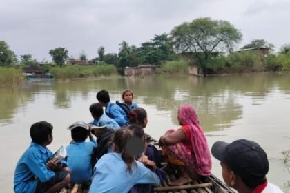 खगड़िया में बाढ़ के बीच नाव से स्कूल जाते बच्चे