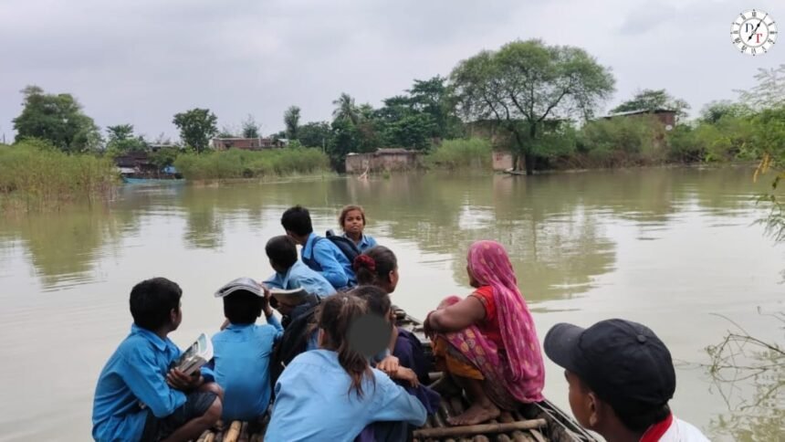 खगड़िया में बाढ़ के बीच नाव से स्कूल जाते बच्चे