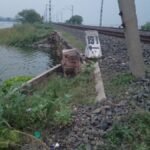 गंगा के बढ़ते जलस्तर के कारण धीमी गति से चलती ट्रेन