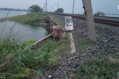 गंगा के बढ़ते जलस्तर के कारण धीमी गति से चलती ट्रेन